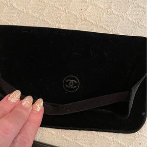 Chanel dust bag for pallet